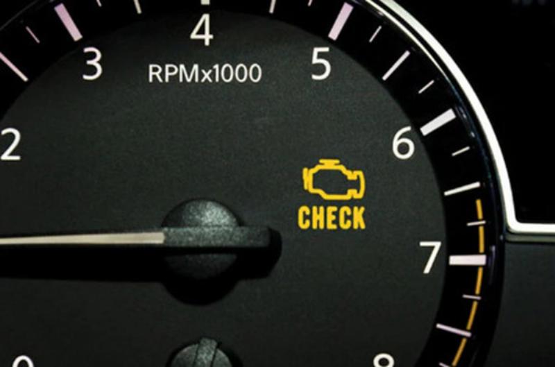 Đèn báo lỗi động cơ (Check Engine Light) trên bảng điều khiển xe, cho thấy một vấn đề tiềm ẩn với bộ chuyển đổi xúc tác hoặc hệ thống liên quan